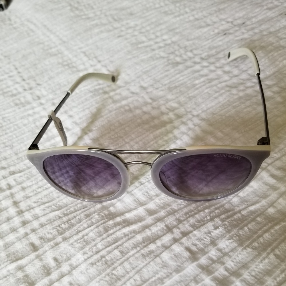 HENDRI BENDEL LT GREY SUNGLASSES